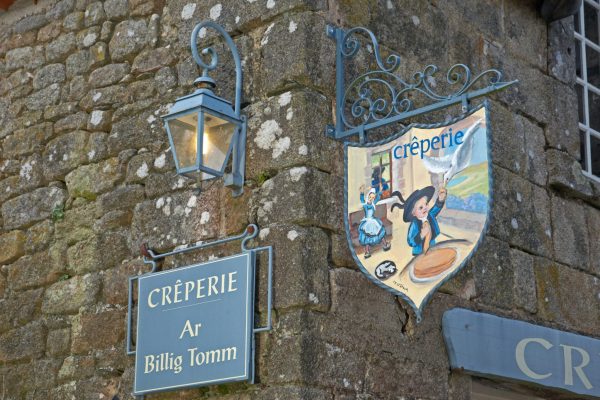 Enseigne de la creperie ar billig tomm.  Petite Cite de Caractere